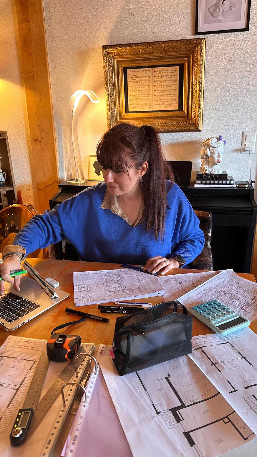 Sophie Dugast travaillant sur des plans d’aménagement intérieur