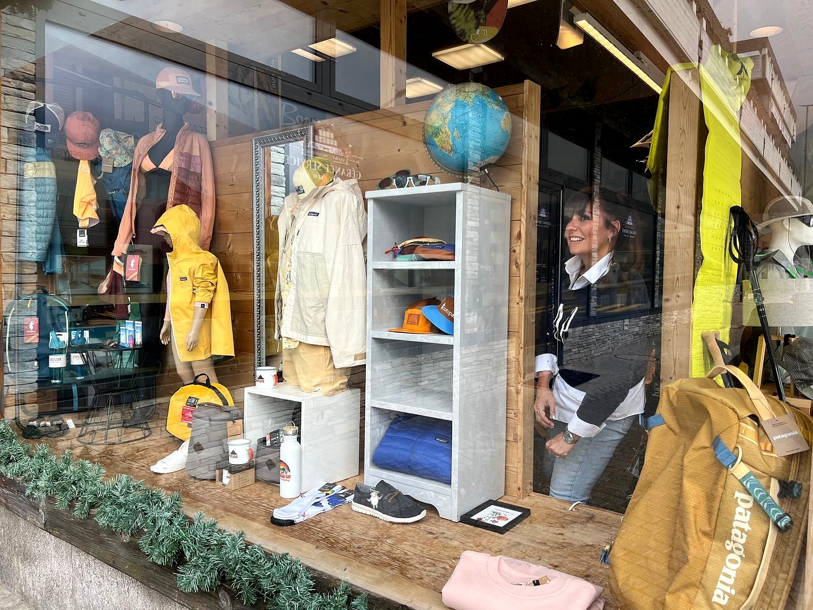 Retail window display with enhanced sharpness
